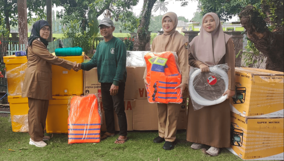 Dinas Perikanan Serahkan Bantuan Sarpras Usaha Perikanan Tangkap kepada KUB AHY di Ciemas